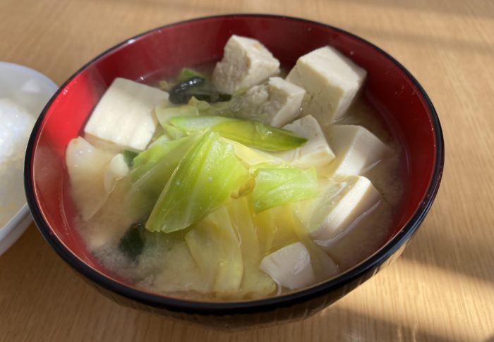 【今日も料理】キャベツとアスパラと豆腐の味噌汁